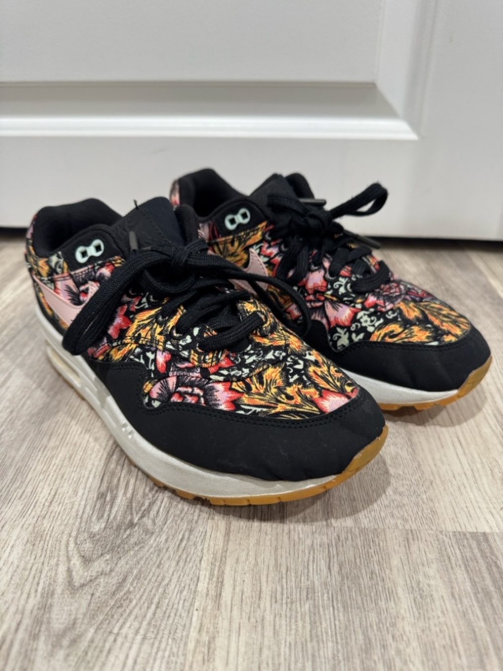 Nike Air Max Floral Print Sneakers Women’s Size 7.5 Black Multi Color Streetwear - Picture 1 of 6